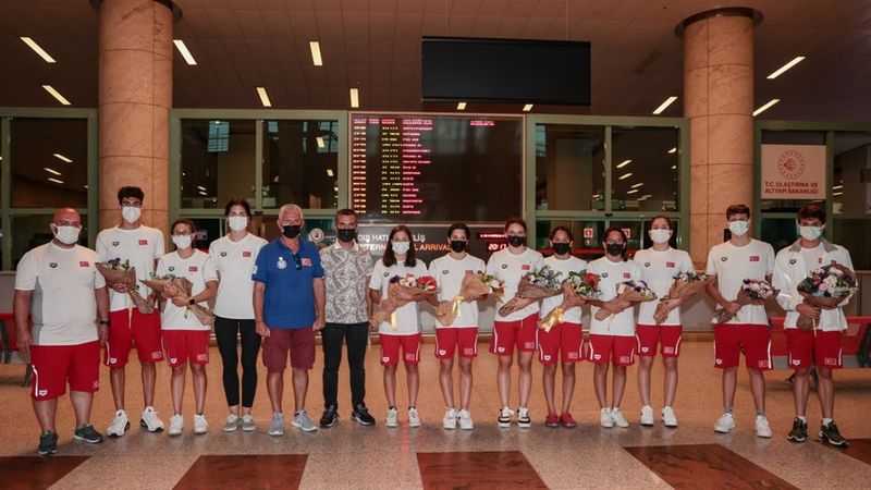 Avrupa Gençler Yüzme Şampiyonası'nda 15 madalya kazanan milli takım yurda döndü