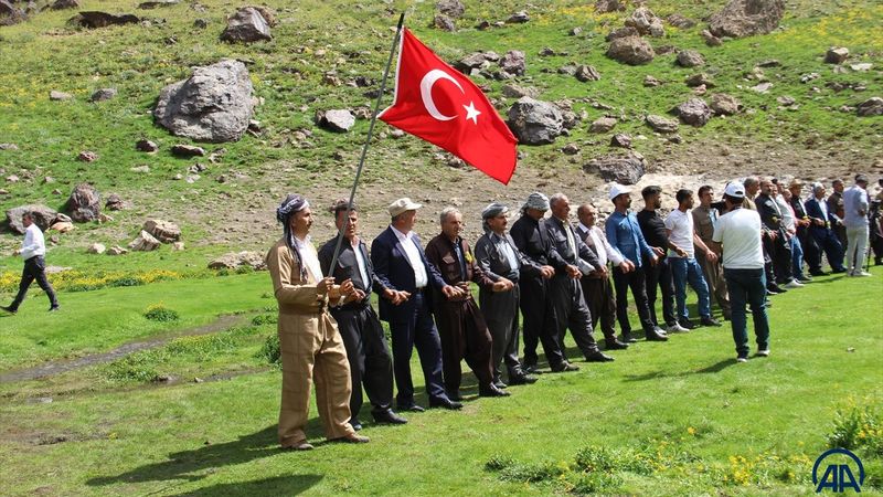 Terörden temizlenen Çarçel Yaylası’nda, Türk bayrakları ile halay çekildi
