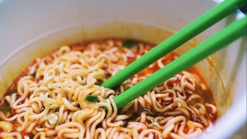 Noodle zararlı mı? Uzmanlar uyarıyor: Yerken iki kez düşünün
