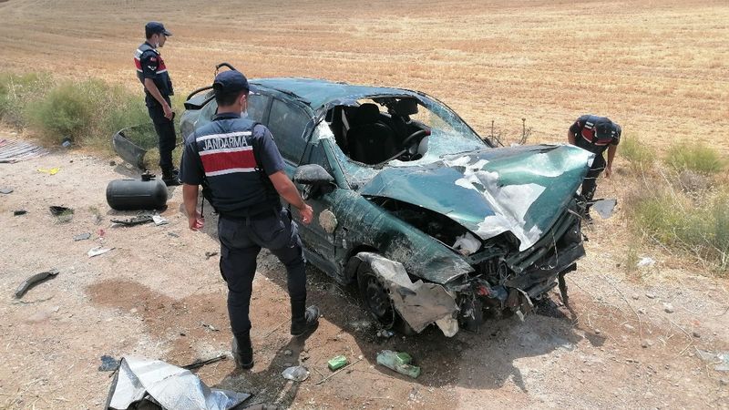 Aksaray’da otomobil şarampole yuvarlandı: 1’i bebek 3 yaralı