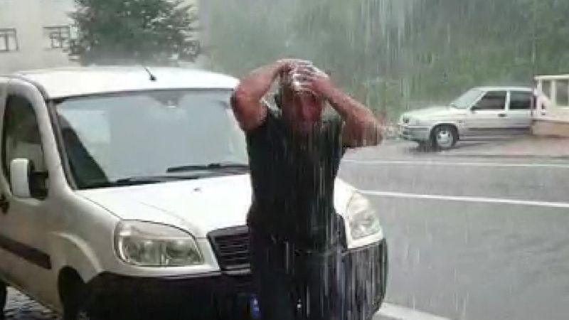 Yağmuru özleyen Rizeli sağanak altında duş aldı