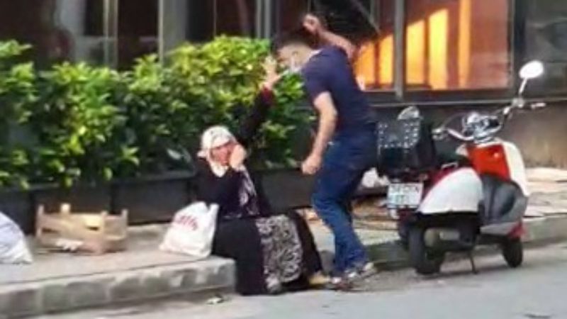 Sancaktepe’de sokak ortasında annesini darbetti