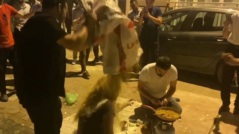 Bursa’da damadın üzerinde yumurta kırıp saman döktüler