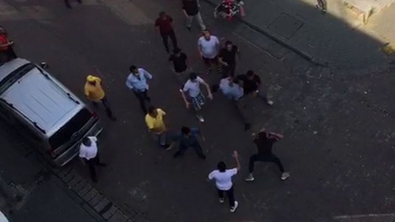 Avcılar'da kavga eden grup birbirine kemerlerle saldırdı