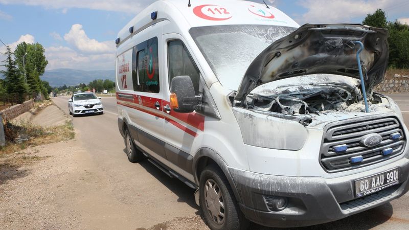 Tokat'tan hasta götüren ambulansta çıkan yangını şoför söndürdü