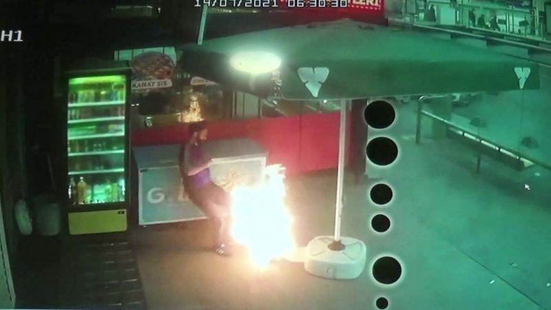 İstanbul'da büfede alev alan tüpü tekmeledi