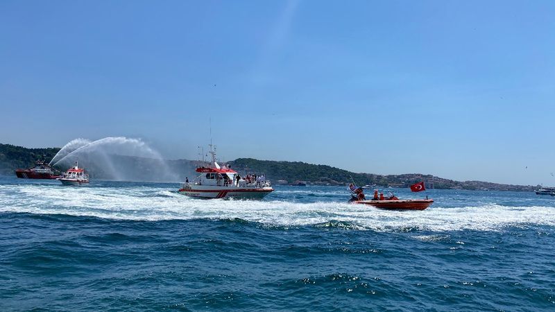 Kıyı Emniyeti'nden İstanbul Boğazı'nda saygı seyri