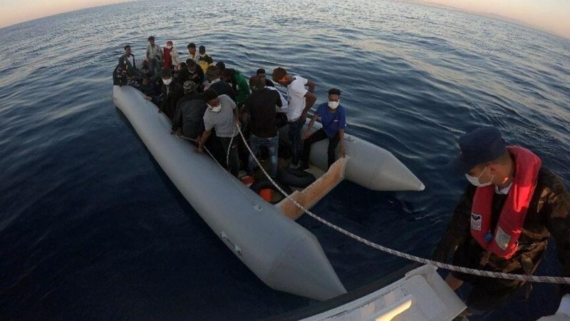 İzmir açıklarında sulara itilen 31 kaçak göçmen kurtarıldı