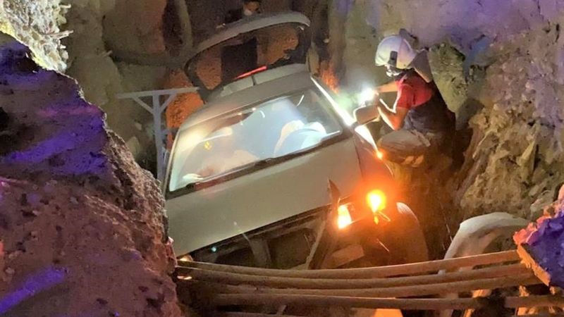 Denizli'de dalgın sürücü, kanalizasyona düştü