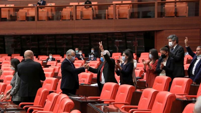 HDP'li vekiller Ömer Faruk Gergerlioğlu'nu zılgıtla karşıladı