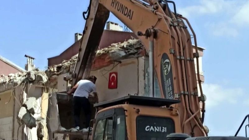 Avcılar’da bayrak hassasiyeti yıkımı durdurdu