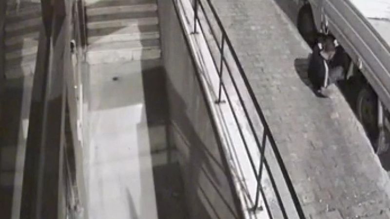 Esenyurt’ta 10 dakikada akü, cep telefonu, cüzdan çalan hırsız kamerada