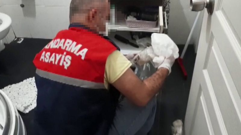 İstanbul’da uyuşturucuyu sıvılaştırıp içecek gibi saklayan şahıs tutuklandı