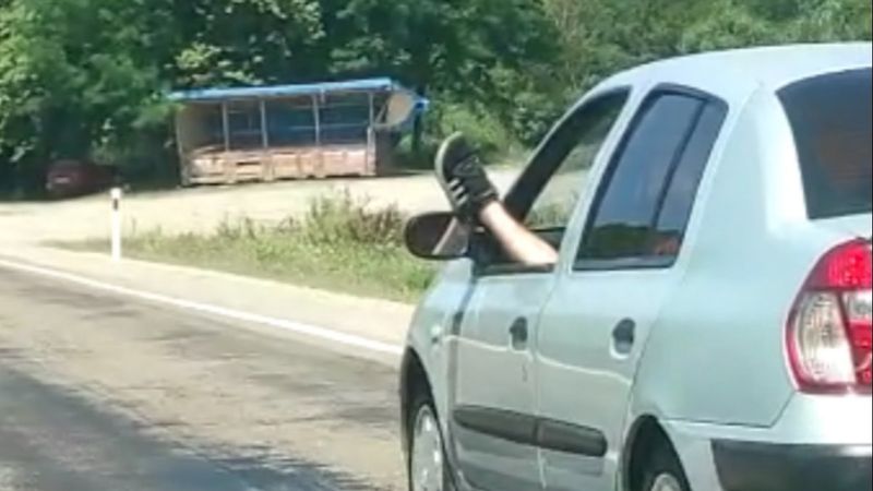 Bartın’da trafikte ayağını camdan sarkıtıp otomobil kullandı