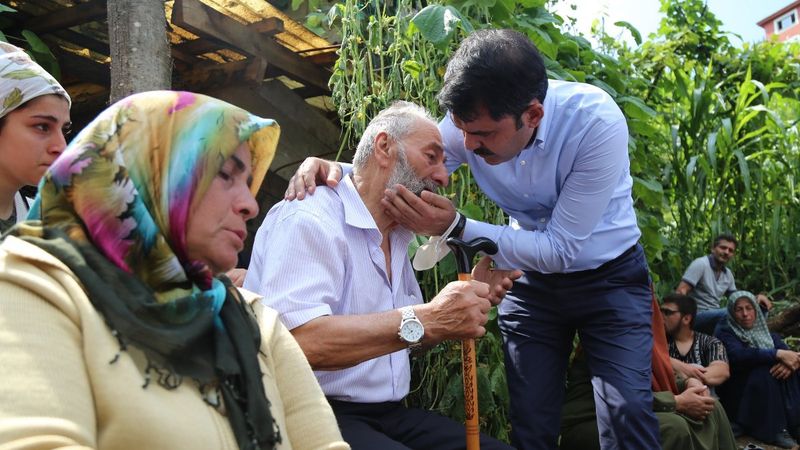 Murat Kurum, kayıp Batuhan Delihasan'ın babasını ve ağabeyini teselli etti