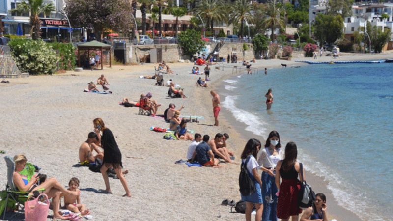 Bodrum girişinde tatilciler, uzun kuyruk oluşturdu