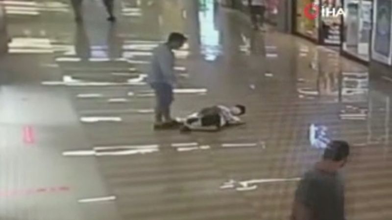 Bakırköy'deki AVM'de küçük çocuğa tekme tokat şiddet