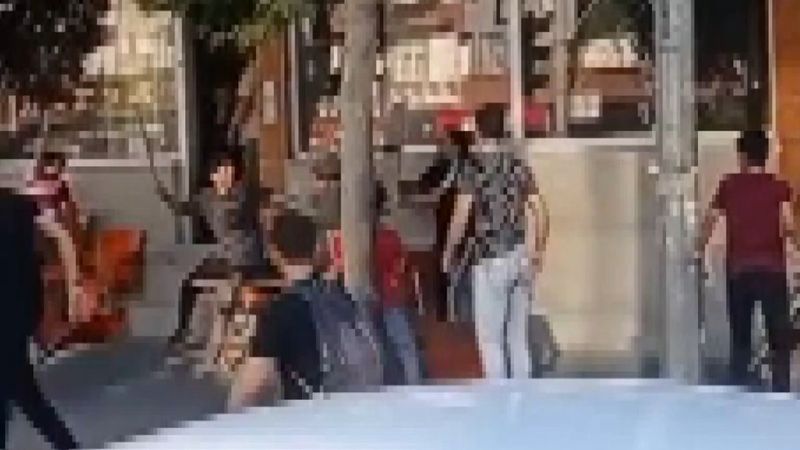 Bursa'da küçük çocukların sopalı sandalyeli sokak kavgası