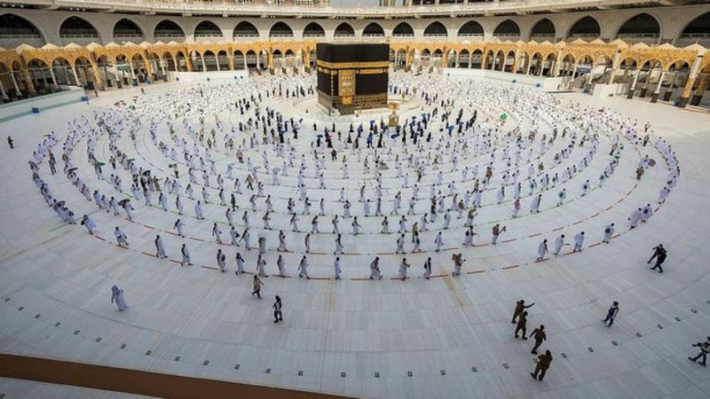 Hacı adayları pandemi gölgesinde Kabe'yi tavaf ediyor