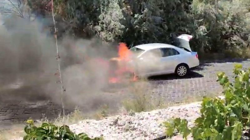 Kapadokya’da otomobil, yolda alev aldı