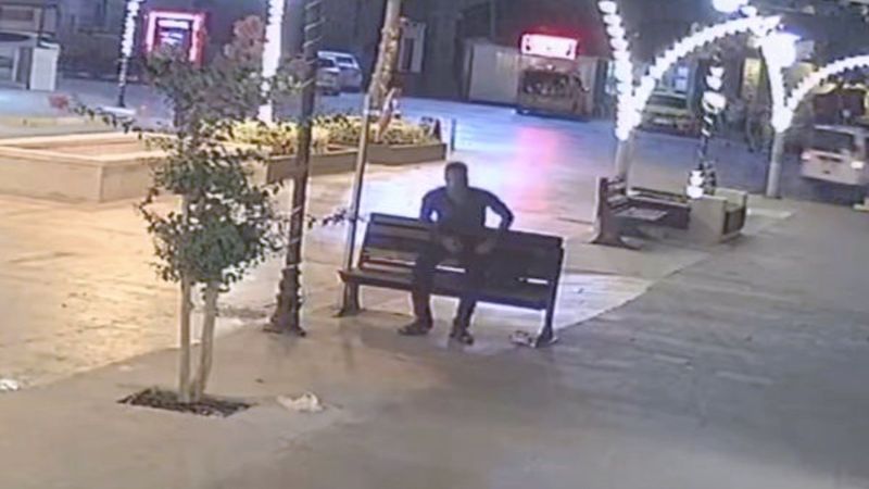 Antalya'da bankın üzerindeki el çantasını çalmak için yorulmuş gibi yaptı