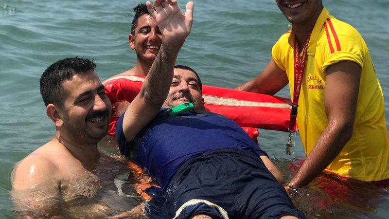 Hayatında ilk kez denize girmenin mutluluğunu yaşadı