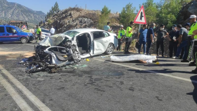 Antalya'da iki otomobil kafa kafaya çarpıştı