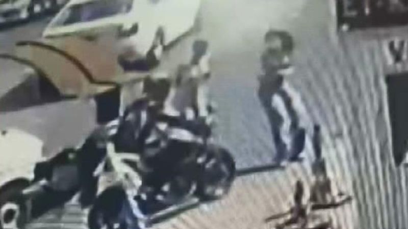 Bahçeşehir'de moto kuryenin yayaya çarptığı an