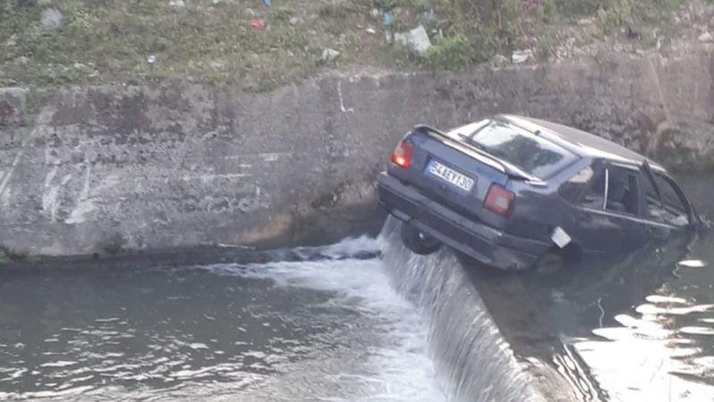 Sakarya'da el frenini çekmeyi unuttuğu otomobili çaya düştü