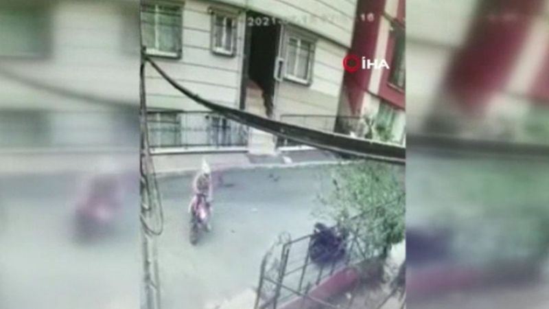 Şişli’de motosikletin çalınma anları kamerada
