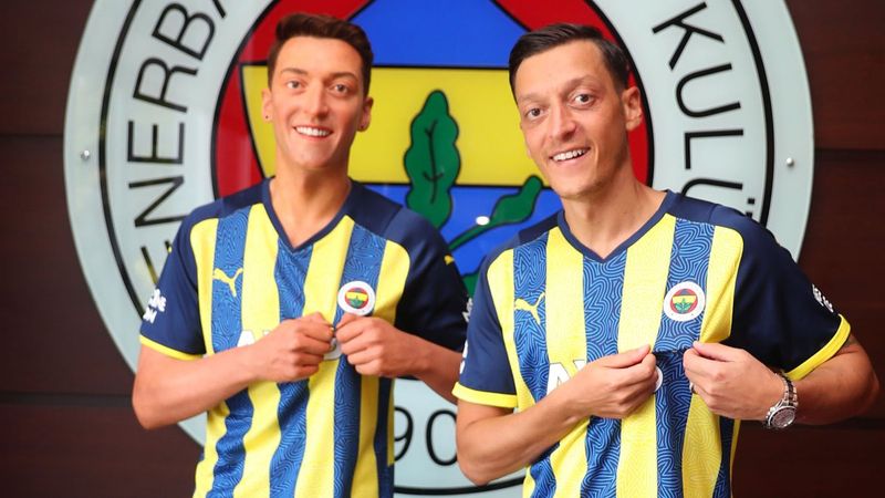 Mesut Özil balmumu heykeliyle fotoğraf çekildi