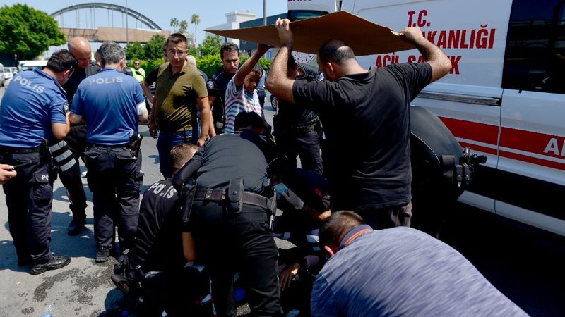 Adana’da yaralanan polislere kartonlarla gölge yaptılar