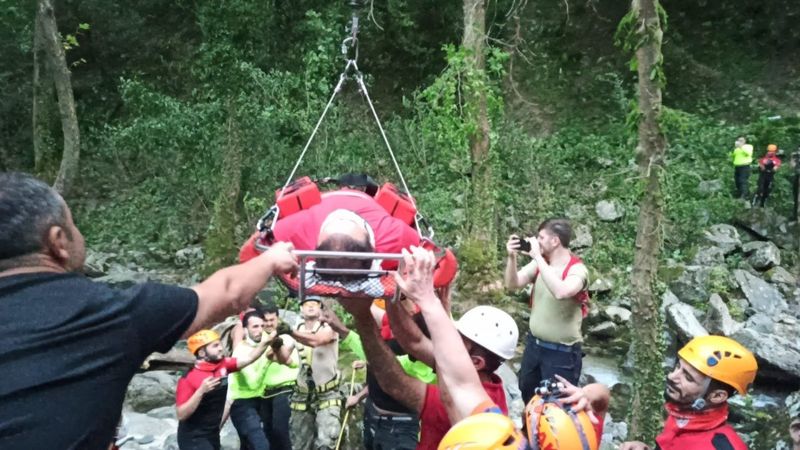 Bursa’da şelalede ayağını kırdı, askeri helikopter ile hastaneye kaldırıldı