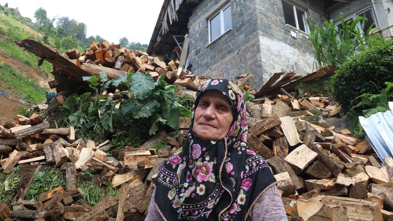 Rize'deki selde, hac parasını kaybetti