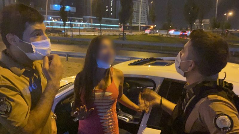 Esenyurt'taki alkollü kadın sürücü, polis ekiplerine zor anlar yaşattı