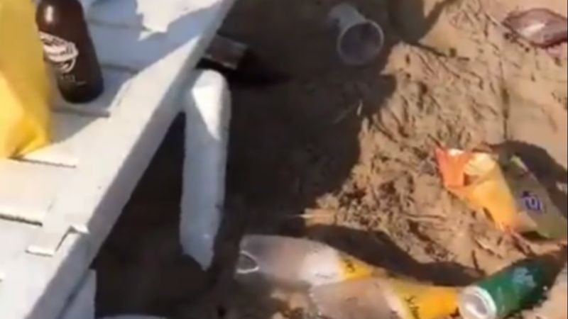 Bozcaada'daki plaj, parti sonrasında çöplüğe döndü