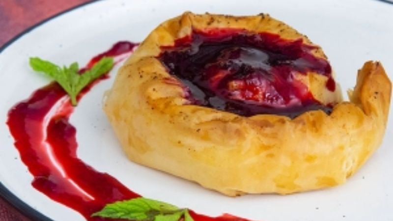 Bayramda hafif tatlı arayanlara: Erik soslu lor dolaması