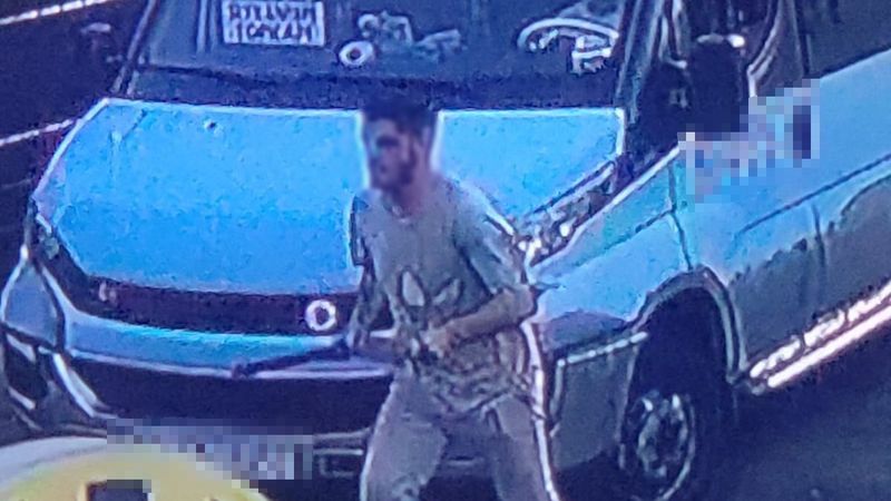 Kağıthane'deki yolcu, durak dışında indirmeye şoföre saldırdı