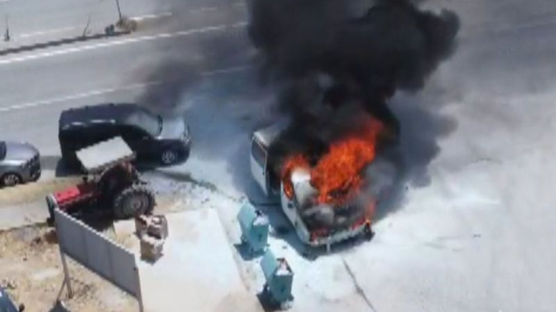 Denizli'de park halindeki minibüs, alev aldı