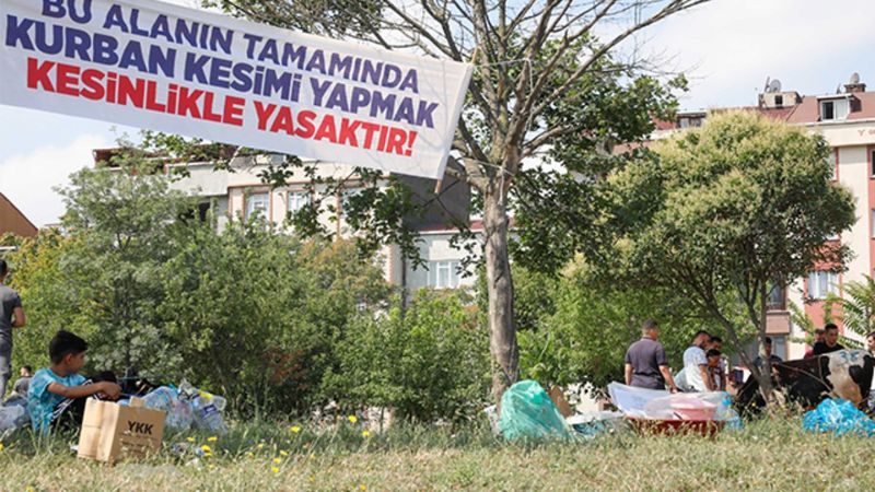 İstanbul'da uyarı afişinin altında kurban kestiler
