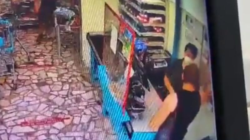 İndirimli ped öneren kasiyer, müşterinin kocası tarafından darbedildi