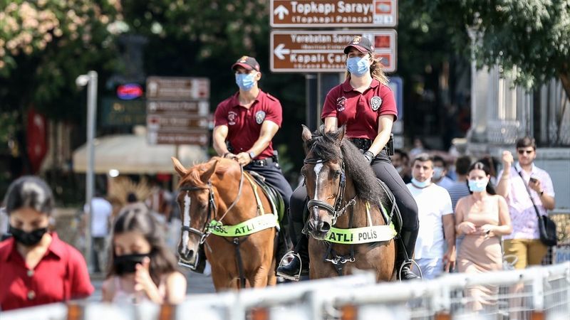 Sultanahmet Meydanı'nda atlı polislerden devriye