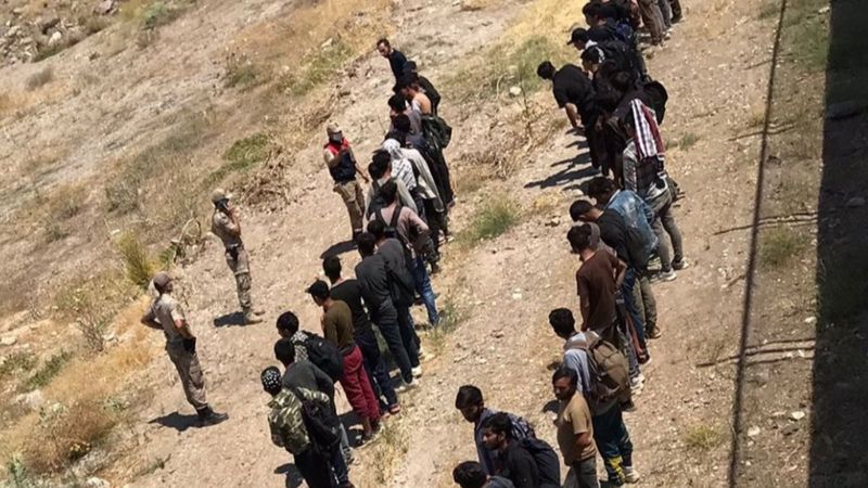 Van'da arazide toplu halde ilerleyen 113 kaçak göçmen yakalandı