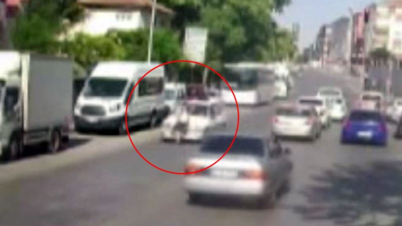 Ankara'da aniden yola çıkan kadına otomobil çarptı