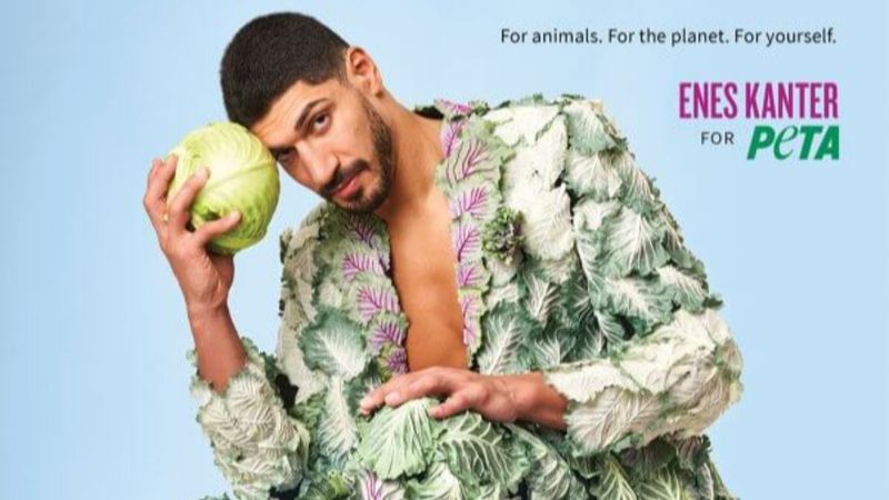 Vegan dergisine röportaj veren FETÖ'cü Enes Kanter, kavurma pişirdi