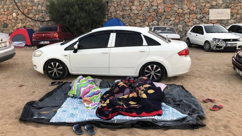 Antalya'da otellerde yer kalmayınca tatilciler dışarıda yattı