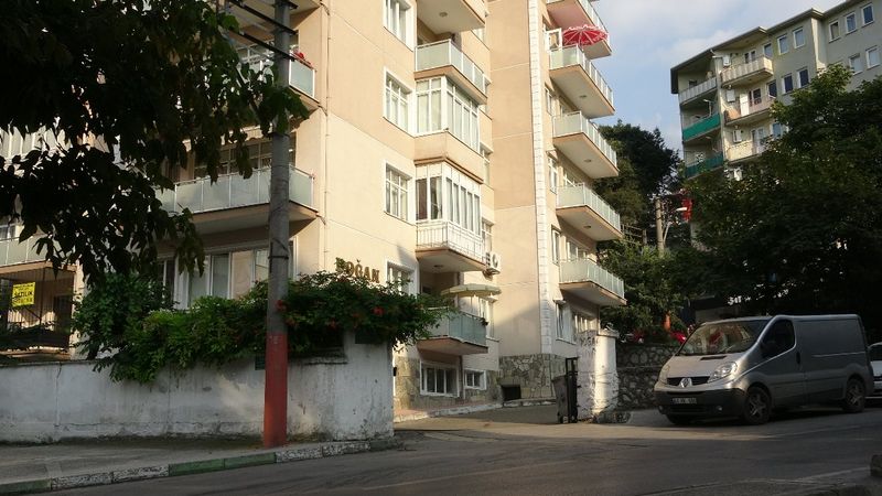 Bursa'da kitli kaldığı evden çıkmaya çalışan kız düşüp öldü