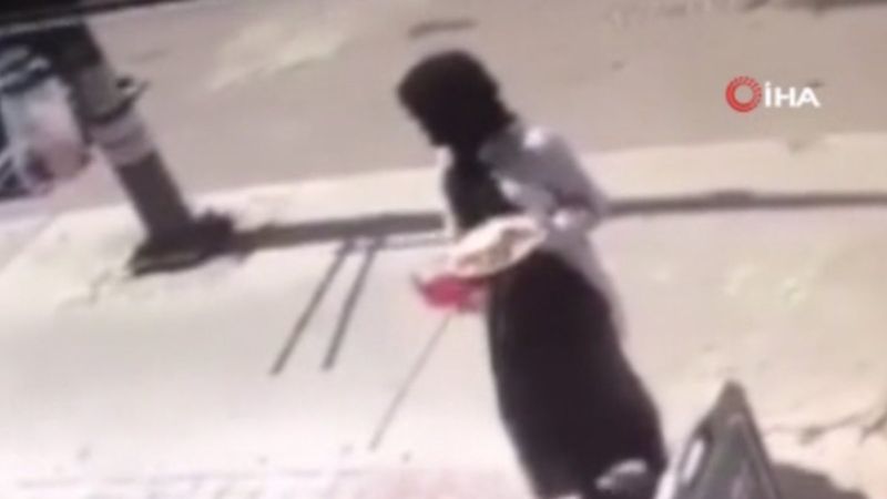 Küçükçekmece'de başörtülü kadına, 'ekmek düşürdün' diye saldırdı