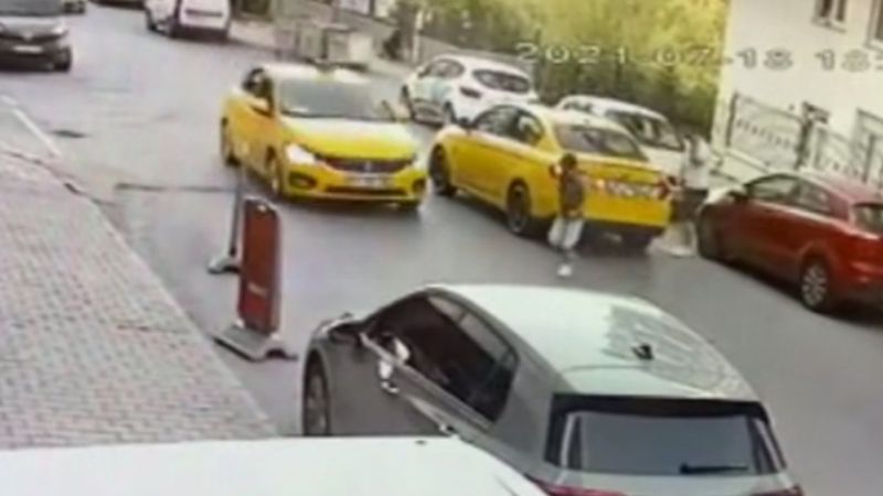 Esenyurt'ta yola atlayan çocuğa taksi çarptı