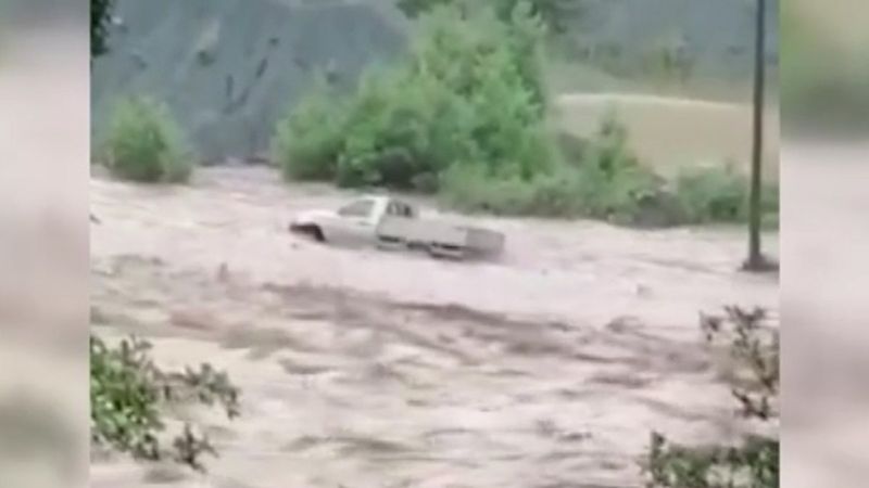 Rize'de araç, derede mahsur haldı